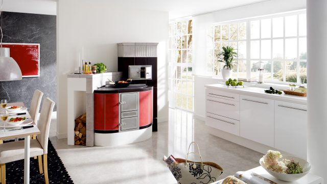 [ Zitat Anfang ] ...Ein moderner Kachelherd zeigt Geschmack in jeder Hinsicht. Er verbindet Kochen, Backen und Heizen in einem System und l&auml;sst sich in jede Einbauk&uuml;che integrieren. Weil er mit echtem Holz befeuert wird, bildet er immer einen attraktiven Mittelpunkt f&uuml;r die Familie und f&uuml;r G&auml;ste. Ein Erlebnis f&uuml;r alle Sinne: Hier k&ouml;nnen K&ouml;stlichkeiten ganz urspr&uuml;nglich zubereitet werden. Und man sp&uuml;rt zugleich die milde W&auml;rme wie an einem Kachelofen oder Kaminofen und genie&szlig;t (wie beim Heizkamin) einen faszinierenden Blick aufs flackernde Feuer.... [ Zitat Ende ]