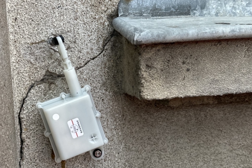 Der vernetzte Rissmonitor R1 &uuml;bertr&auml;gt seine Messwerte &uuml;ber LTE-M - ohne Verkabelung und ohne Anfahrt. Foto: Saugnac