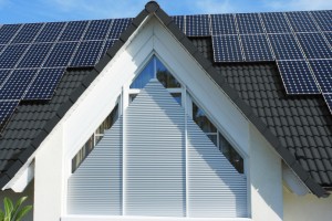 Schr&auml;grollladen: Die smarte L&ouml;sung f&uuml;r Fenster mit Winkel - Bild: schanz.de