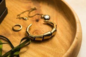 Das Wort Accessoire, aus dem Französischen stammend und übersetzt als "Zubehör" oder "Beigabe", bezeichnet Gegenstände, die als Ergänzung zu einem Outfit oder einer Einrichtung dienen, um diese zu verschönern, zu ergänzen oder praktischer zu gestalten. Das Wort Accessoire, aus dem Französischen stammend und übersetzt als "Zubehör" oder "Beigabe", bezeichnet Gegenstände, die als Ergänzung zu einem Outfit oder einer Einrichtung dienen, um diese zu verschönern, zu ergänzen oder praktischer zu gestalten.