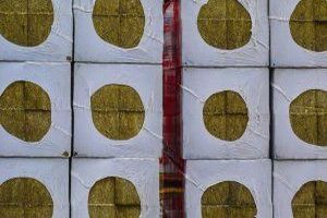 Steinwolle ist ein Dämmmaterial, das aus geschmolzenem Stein oder Gestein hergestellt wird. Steinwolle ist ein Dämmmaterial, das aus geschmolzenem Stein oder Gestein hergestellt wird.