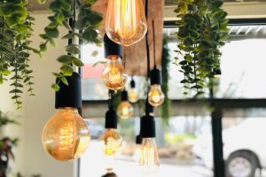 Die Farbtemperatur bezeichnet eine physikalische Eigenschaft von Licht, die angibt, wie warm oder kalt eine Lichtquelle erscheint.