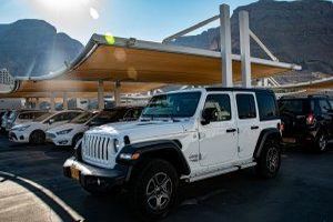 Eine Parkplatz&uuml;berdachung ist eine Struktur, die &uuml;ber einem Parkplatz oder Stellplatz errichtet wird, um Fahrzeuge vor Witterungseinfl&uuml;ssen wie Regen, Schnee, Hagel und direkter Sonneneinstrahlung zu sch&uuml;tzen.