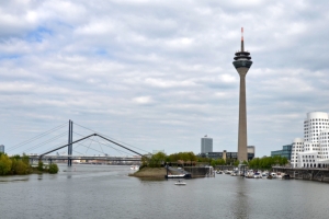 Düsseldorf ist die Landeshauptstadt des bevölkerungsreichsten deutschen Bundeslandes Nordrhein-Westfalen und liegt beidseitig des Rheins im westlichen Teil Deutschlands. Düsseldorf ist die Landeshauptstadt des bevölkerungsreichsten deutschen Bundeslandes Nordrhein-Westfalen und liegt beidseitig des Rheins im westlichen Teil Deutschlands.