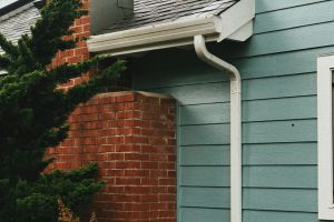 Das Fallrohr, auch als Abflussrohr oder Regenfallrohr bezeichnet, ist ein vertikales Rohr, das an der Au&szlig;enseite eines Geb&auml;udes angebracht ist.