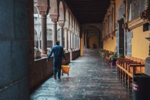 Nachhaltige Gebäudereinigung in Reutlingen: Schlüssel für langlebiges und umweltfreundliches Bauen und Renovieren - Bild: Ruben Hanssen / Unsplash Nachhaltige Gebäudereinigung in Reutlingen: Schlüssel für langlebiges und umweltfreundliches Bauen und Renovieren - Bild: Ruben Hanssen / Unsplash