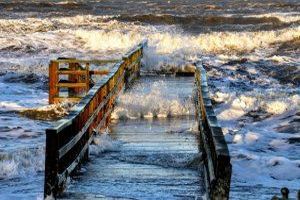 Überschwemmung bedeutet das über die Ufer treten von Gewässern und das Überfluten von Landflächen. Überschwemmung bedeutet das über die Ufer treten von Gewässern und das Überfluten von Landflächen.