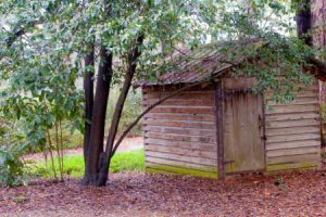 Ein Schuppen ist ein einfacher, meist kleiner Bau, der f&uuml;r die Lagerung von Werkzeugen, Gartenger&auml;ten, Fahrr&auml;dern oder anderen Gegenst&auml;nden verwendet wird.