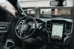 Warum spielt Ergonomie im Fahrzeug eine gro&szlig;e Rolle? - Bild: ALE SAT / Unsplash