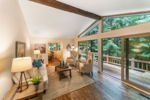 Parkett: F&uuml;r welche R&auml;ume ist der hochwertige Bodenbelag geeignet? - Bild: Im3rd Media / Unsplash