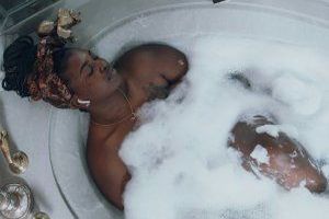 Eine Lounge ist ein Raum oder eine Ecke, die zum Entspannen und Verweilen einlädt. Eine Lounge ist ein Raum oder eine Ecke, die zum Entspannen und Verweilen einlädt.