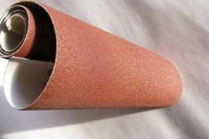 Körnung bezeichnet die Größe und Dichte der Schleifkörner auf Schleifmitteln wie Papier, Scheiben oder Bändern. Körnung bezeichnet die Größe und Dichte der Schleifkörner auf Schleifmitteln wie Papier, Scheiben oder Bändern.