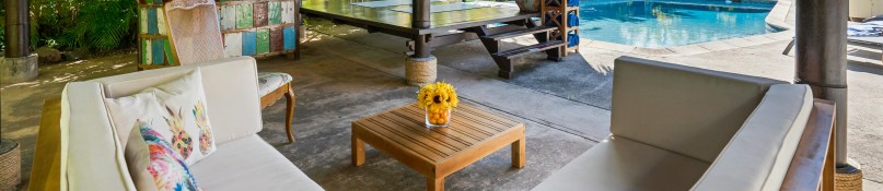 Garten-Oasen: Stilvolle Gartenduschen mit Keramikakzenten und optimaler Privatsph&auml;re