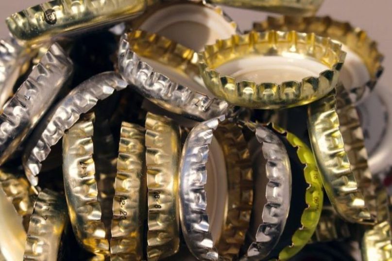 Der Begriff Versiegelung wird in zwei unterschiedlichen Kontexten verwendet: In der Bautechnik bezeichnet er das Auftragen eines porenf&uuml;llenden Schutzmittels auf Oberfl&auml;chen (z.