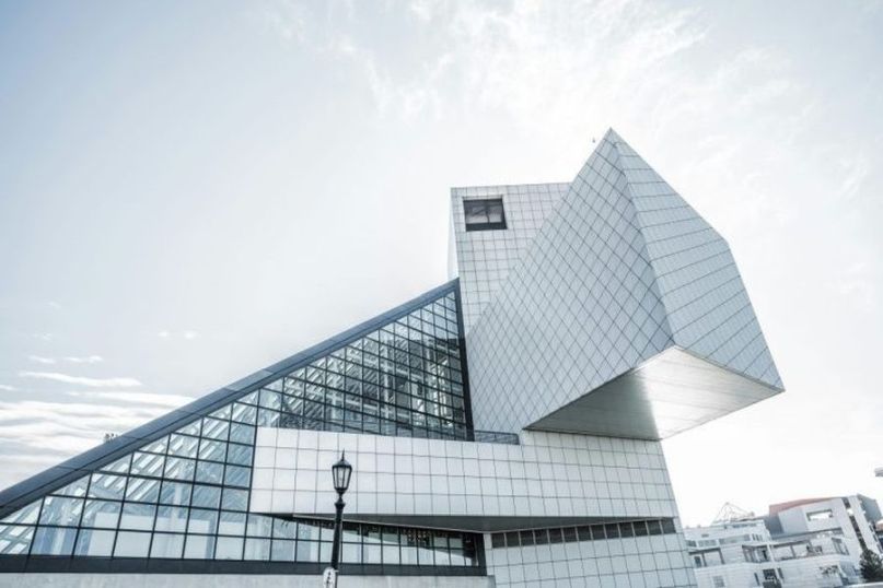 Die Aufstockung bezeichnet die Erweiterung eines bestehenden Geb&auml;udes durch das Hinzuf&uuml;gen eines oder mehrerer Geschosse auf das vorhandene Dach oder die vorhandene oberste Etage.