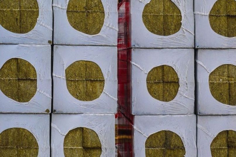 Steinwolle ist ein D&auml;mmmaterial, das aus geschmolzenem Stein oder Gestein hergestellt wird.