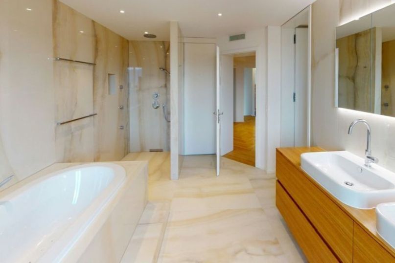 Eine der gr&ouml;&szlig;ten Gefahren im Badezimmer sind glatte B&ouml;den