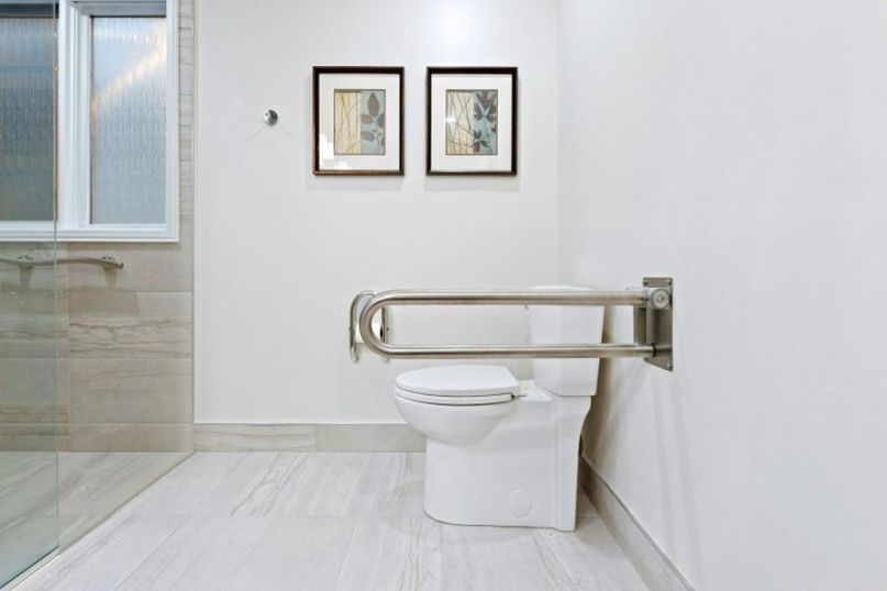 Haltegriffe und St&uuml;tzsysteme um die Dusche, die Toilette und das Waschbecken 