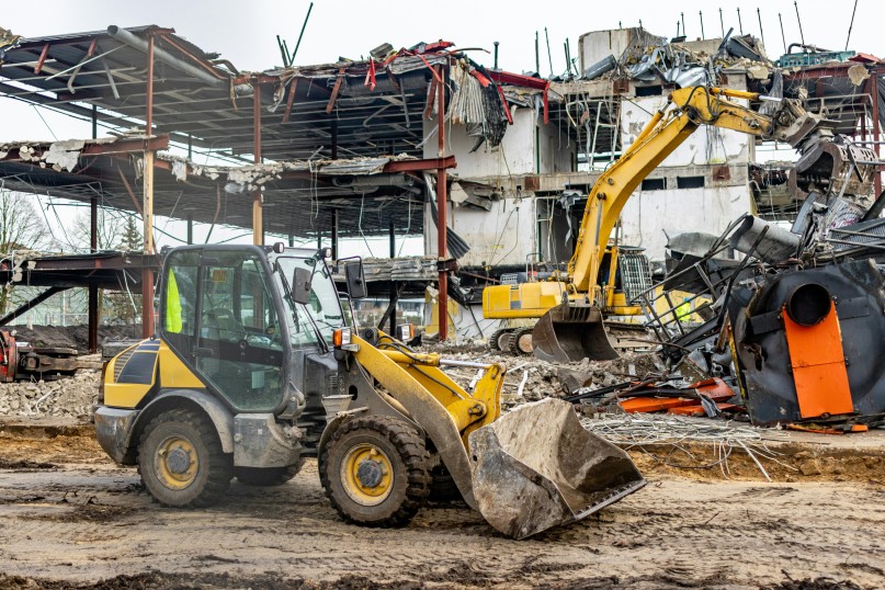 Baumaschine ist eine Maschine, die auf Baustellen zum Einsatz kommt.