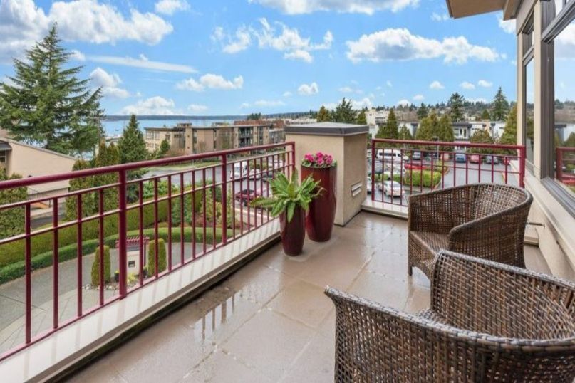 Ein Vorstellbalkon ist ein an der Au&szlig;enseite der Geb&auml;udefassade angebrachter Balkon.