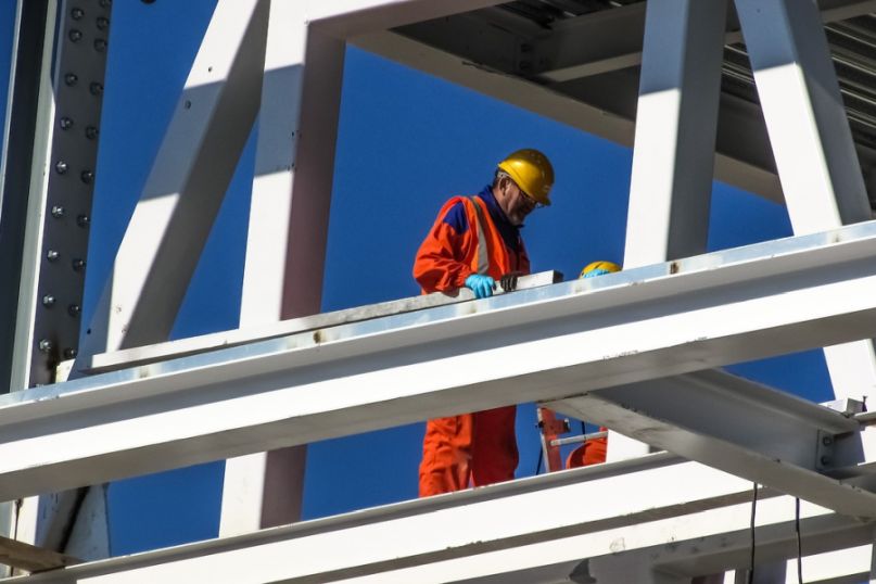 Stahl ist eine Legierung aus Eisen und Kohlenstoff, die aufgrund ihrer vielseitigen Eigenschaften zu einem der wichtigsten Werkstoffe in der modernen Industrie geworden ist.