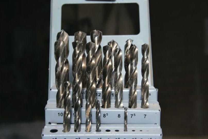 Ein Bohrer ist ein pr&auml;zises Werkzeug, das zum Erzeugen von L&ouml;chern oder zur Erweiterung bestehender &Ouml;ffnungen in verschiedenen Materialien wie Holz, Metall, Kunststoff oder Stein verwendet wird.