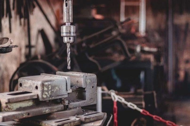 Vorbohren beschreibt einen essenziellen Arbeitsschritt bei der Verarbeitung bestimmter Materialien, bei dem vor dem eigentlichen Eindrehen einer Schraube ein Loch mit kleinerem Durchmesser als die Schraube selbst gebohrt wird.