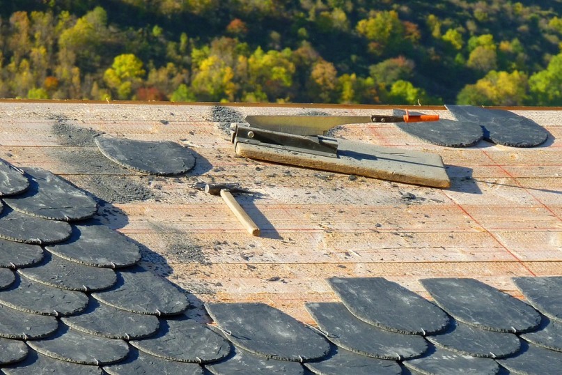 Das Dachdeckerhandwerk bezeichnet ein spezialisiertes Baugewerbe, das sich mit der Errichtung, Instandhaltung, Reparatur und Sanierung von D&auml;chern besch&auml;ftigt.