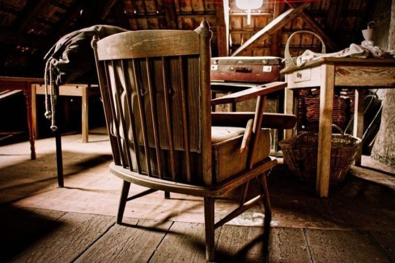 Der Dachboden ist ein Raum direkt unter dem Dach eines Geb&auml;udes, der traditionell als Speicher oder Abstellraum genutzt wird.