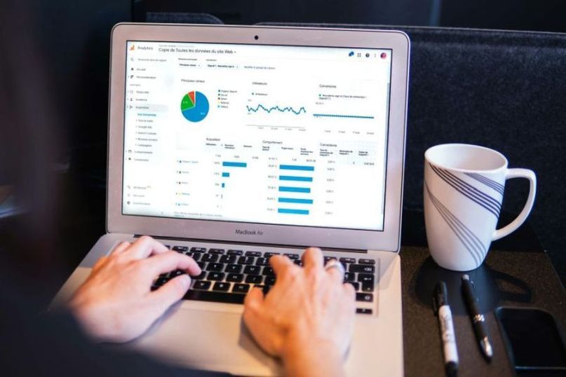 Die Digitalisierung bezieht sich auf den Prozess der Umwandlung von analogen Informationen oder Prozessen in digitale Formate oder Technologien.