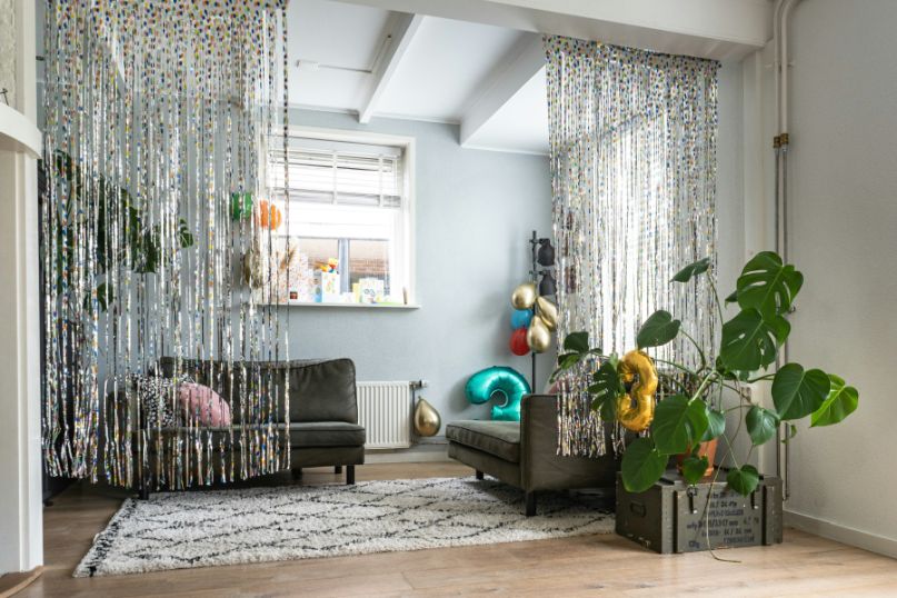 Eine Party ist eine gesellschaftliche Zusammenkunft oder Feier, bei der Menschen zusammenkommen, um zu feiern, zu interagieren und Spa&szlig; zu haben.