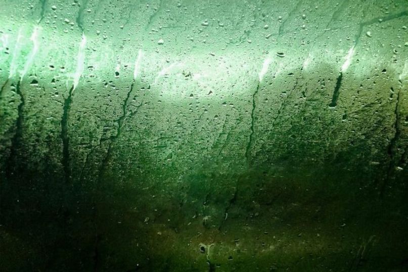 Eine Fl&uuml;ssigkeit ist ein Stoffzustand, der durch seine Formbarkeit und Flie&szlig;f&auml;higkeit definiert ist, sich also der Form des Beh&auml;lters anpasst, in dem er sich befindet.