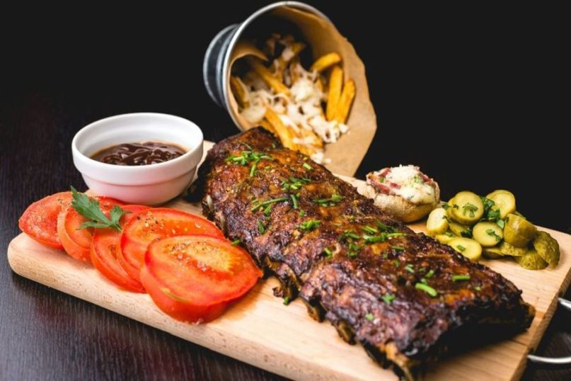 Barbecue bezieht sich auf eine Form des Grillens, die in der Regel im Freien stattfindet und bei der Lebensmittel, insbesondere Fleisch und Gem&uuml;se, auf einem Grill oder einer offenen Flamme gekocht werden.