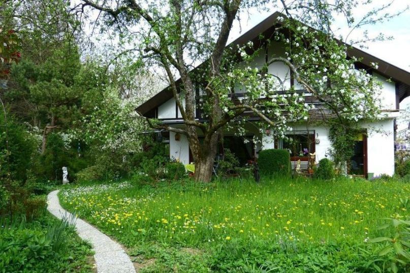 Der Grundst&uuml;ckskauf bezeichnet den Erwerb eines Grundst&uuml;cks durch einen K&auml;ufer von einem Verk&auml;ufer.