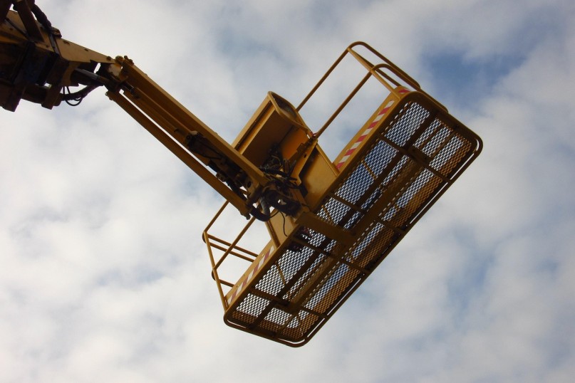 Eine Hebeb&uuml;hne ist eine mechanische Vorrichtung, die verwendet wird, um schwere Lasten anzuheben und zu senken.