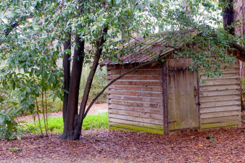 Ein Schuppen ist ein einfacher, meist kleiner Bau, der f&uuml;r die Lagerung von Werkzeugen, Gartenger&auml;ten, Fahrr&auml;dern oder anderen Gegenst&auml;nden verwendet wird.