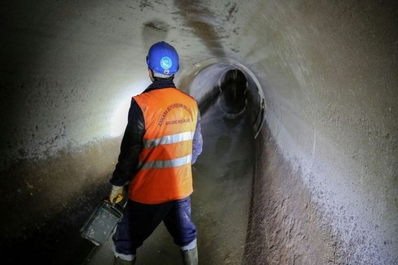 Schmutz bezieht sich auf unerw&uuml;nschte Ablagerungen, Staub, Verunreinigungen oder Verschmutzungen, die sich auf Oberfl&auml;chen, Gegenst&auml;nden oder in der Umgebung ansammeln k&ouml;nnen.