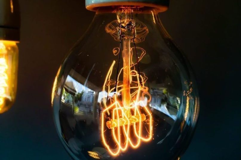 Pflicht umfasst Verpflichtungen oder Aufgaben, denen eine Person nachkommen muss.