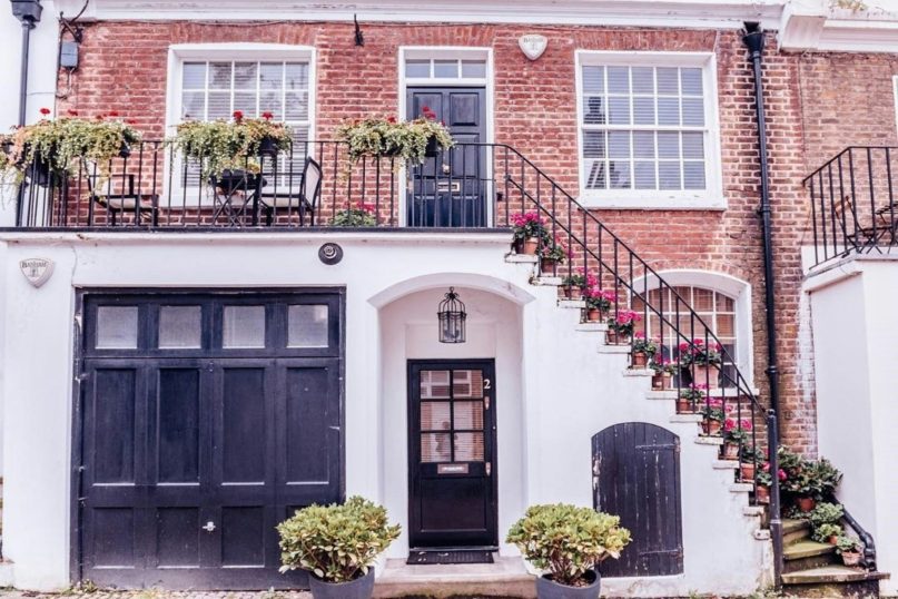 Ein Massivhaus ist ein Geb&auml;ude, das aus massiven, monolithischen Bauelementen wie Beton, Ziegel, Naturstein oder Porenbeton errichtet wird.