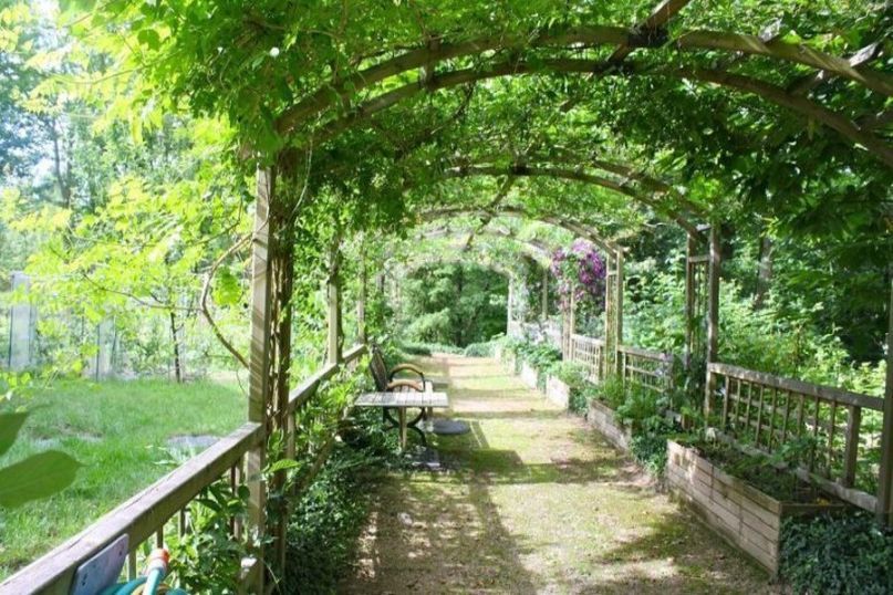 Eine Pergola ist eine freistehende &Uuml;berdachung, die oft als Sonnenschutz im Freien verwendet wird.