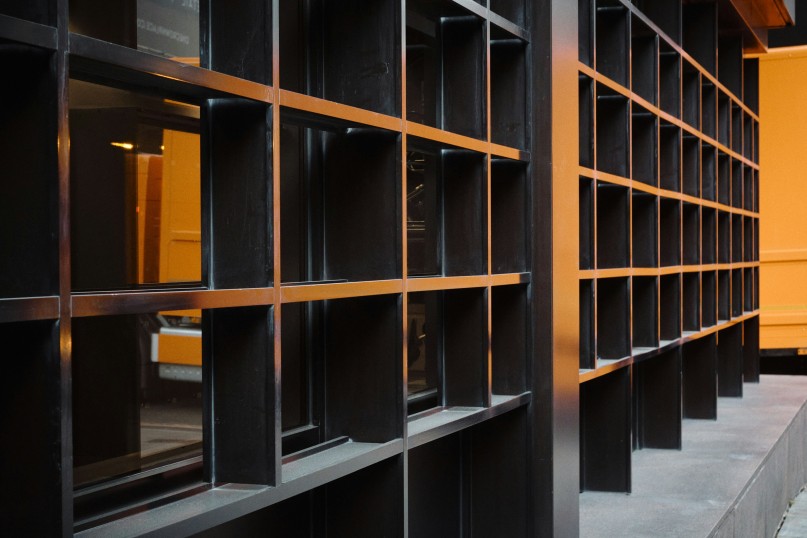 Sicherheitsstandards und rechtliche Normen f&uuml;r Regalpr&uuml;fungen im Lager