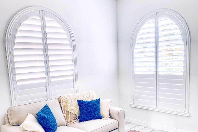 Ein Schr&auml;grollladen ist eine spezialisierte Bauform eines Rollladens, der speziell f&uuml;r nicht-rechtwinklige Fenster&ouml;ffnungen wie Dreiecksfenster, Trapezfenster oder andere geometrisch komplexe Fensterformen konzipiert wurde.