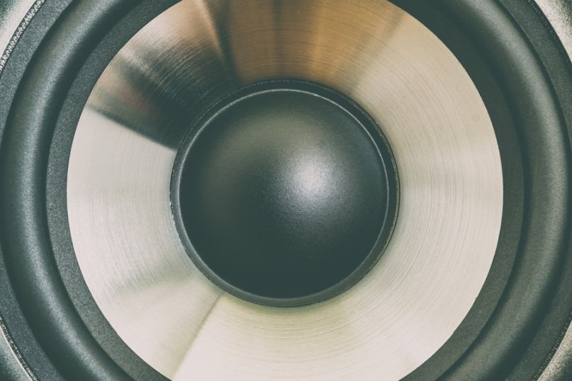 Die Schall&uuml;bertragung beschreibt die Ausbreitung von Schallwellen in einem Medium.