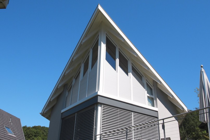 Auch um asymmetrische Fenster zu beschatten gibt es Lamellen aus Vollaluminium