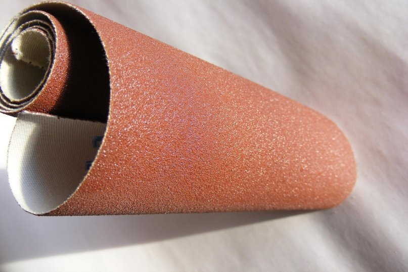 Harth&ouml;lzer wie Eiche, Buche oder Esche sind deutlich dichter und widerstandsf&auml;higer - sie erfordern ein robustes Schleifmittel, das auch bei hohem Druck seine Sch&auml;rfe beh&auml;lt 