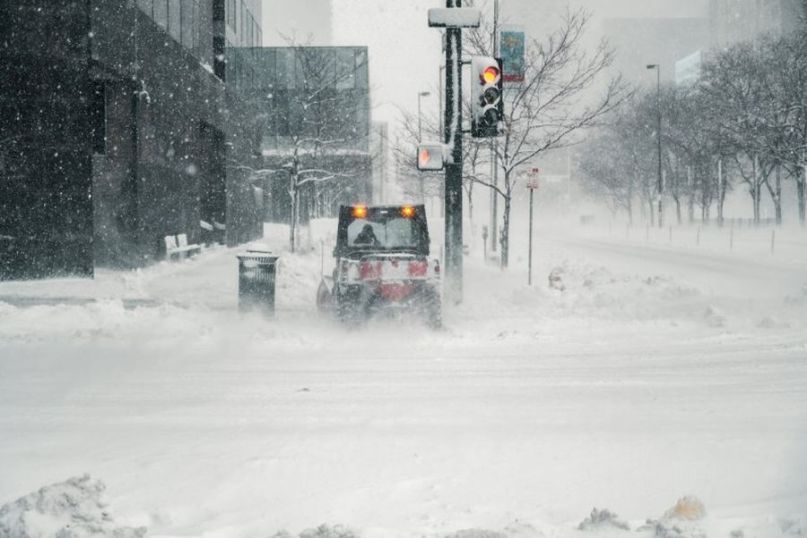 Der Winterdienst umfasst alle Ma&szlig;nahmen, die dazu dienen, Stra&szlig;en, Gehwege und andere Fl&auml;chen im Winter sicher und benutzbar zu halten.