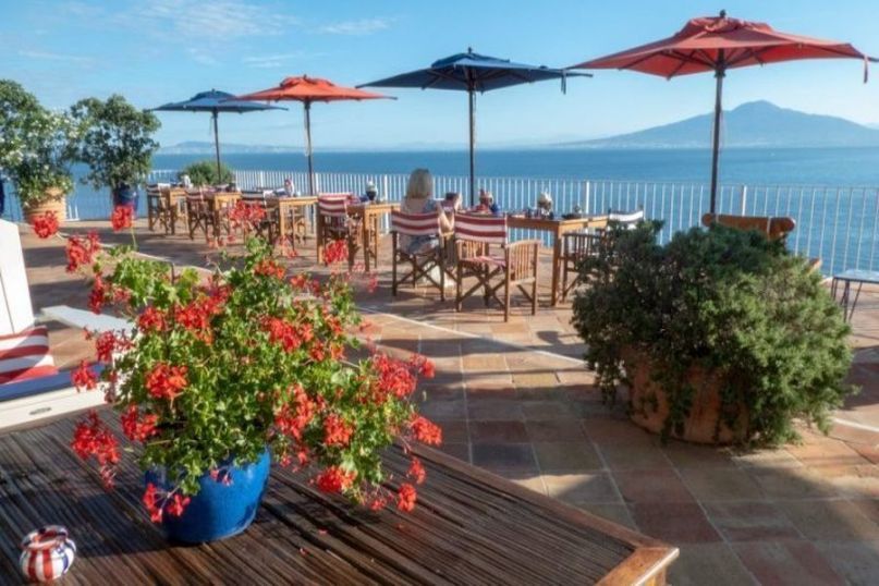 Ein Sonnenschirm ist ein mobiler Schirm, der prim&auml;r dazu dient, Menschen vor intensiver Sonneneinstrahlung und &uuml;berm&auml;&szlig;iger Hitze zu sch&uuml;tzen.