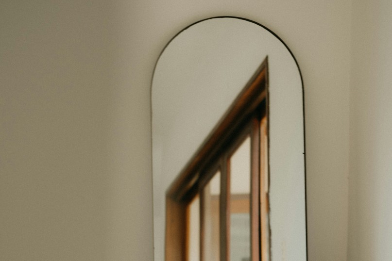 Ein Flurspiegel ist ein speziell f&uuml;r den Eingangsbereich oder Flur konzipierter Spiegel, der sowohl funktionale als auch &auml;sthetische Zwecke erf&uuml;llt.