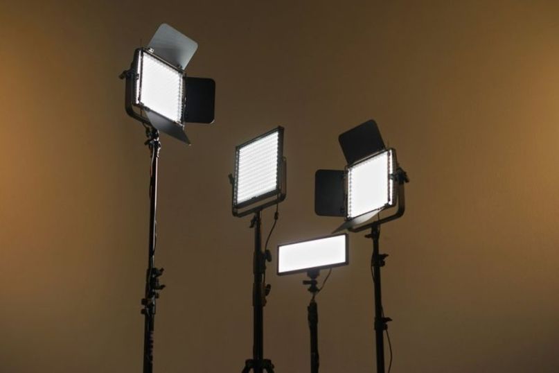 Eine Leuchte ist ein Ger&auml;t oder eine Vorrichtung, die dazu dient, Licht zu erzeugen und zu verbreiten.