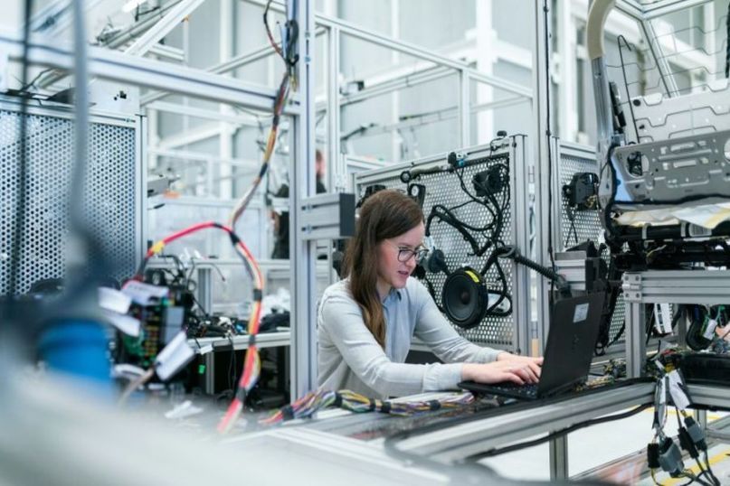 Ein Vorgang bezieht sich auf eine ablaufende Handlung, einen Prozess oder eine Aktivit&auml;t, die aus einer Abfolge von Schritten oder T&auml;tigkeiten besteht.